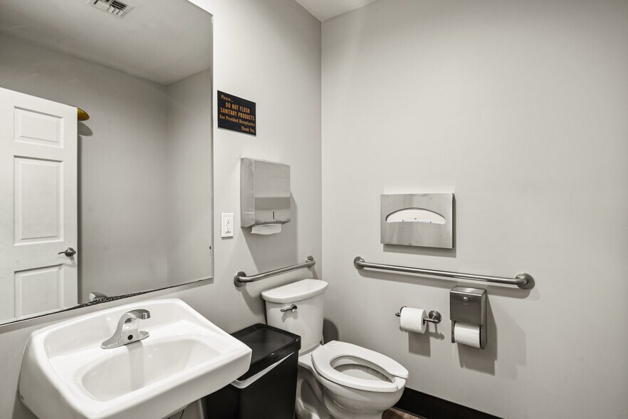 More Photos Of 320 N Main St, Prineville Storefront Retail Office For Sale