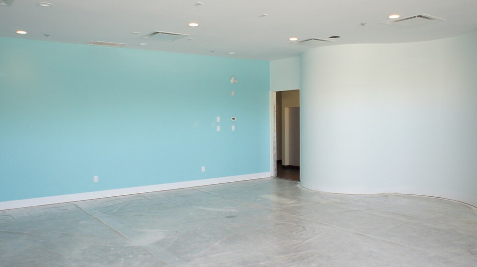 More Photos Of 10451 99 Ave, Fort Saskatchewan Storefront For Sale