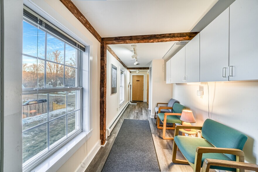 More Photos Of 11 Beaver Meadow Rd, Norwich Office For Sale