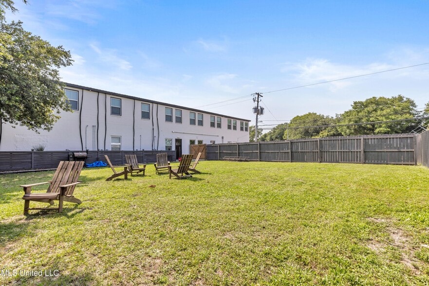 More Photos Of 156 Camellia St, Biloxi General Retail For Sale