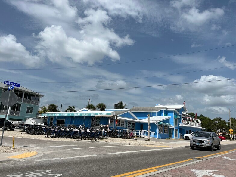 More Photos Of 1901 Estero Blvd, Fort Myers Restaurant For Sale