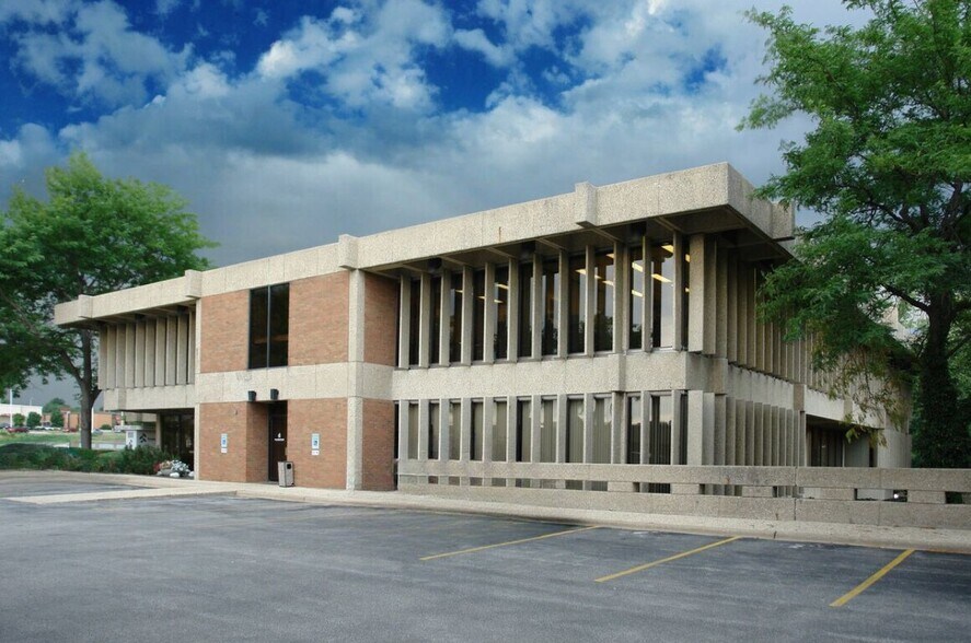 More Photos Of 4600 N Brandywine Dr, Peoria Bank For Lease