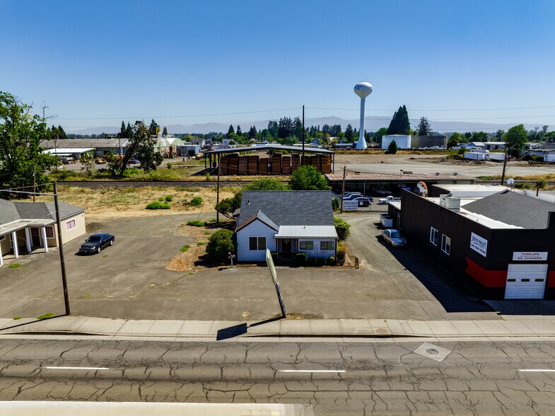 More Photos Of 1350 Ivy St, Junction City Office For Sale