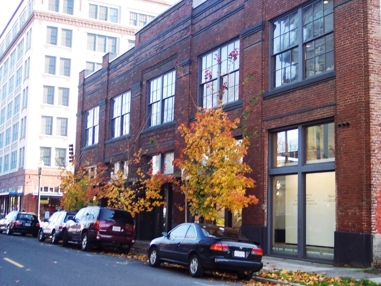 More Photos Of 904-916 NW Hoyt St, Portland Loft Creative Space For Lease