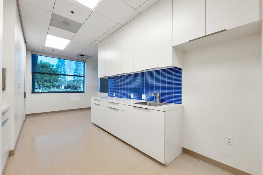 More Photos Of 1100 Flynn Rd, Camarillo Medical For Lease