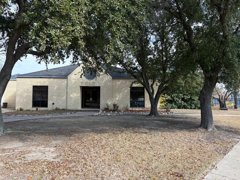 Primary Photo Of 4501 Matthew Rd, Grand Prairie Schools For Lease