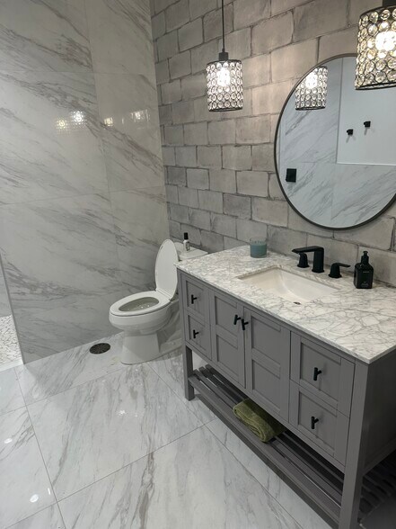 More Photos Of 2104 N Austin Ave, Georgetown Office For Sale