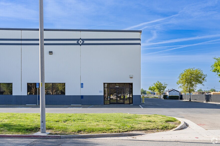 More Photos Of 7101 W Doe Ave, Visalia Warehouse For Lease