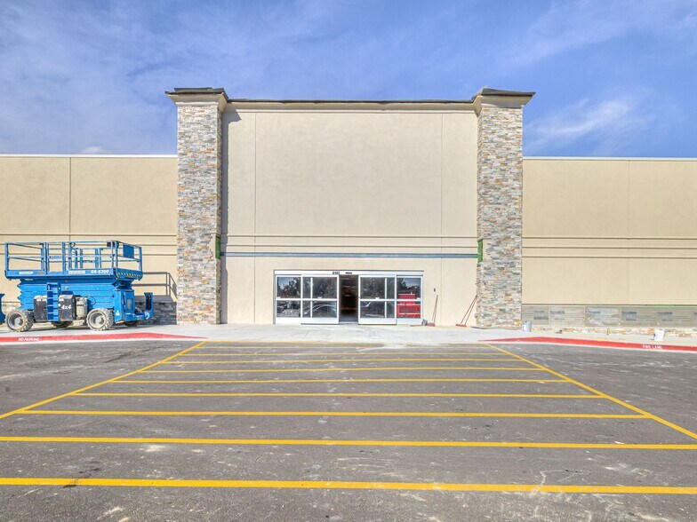 More Photos Of 5103 E 21st St, Tulsa General Retail For Lease