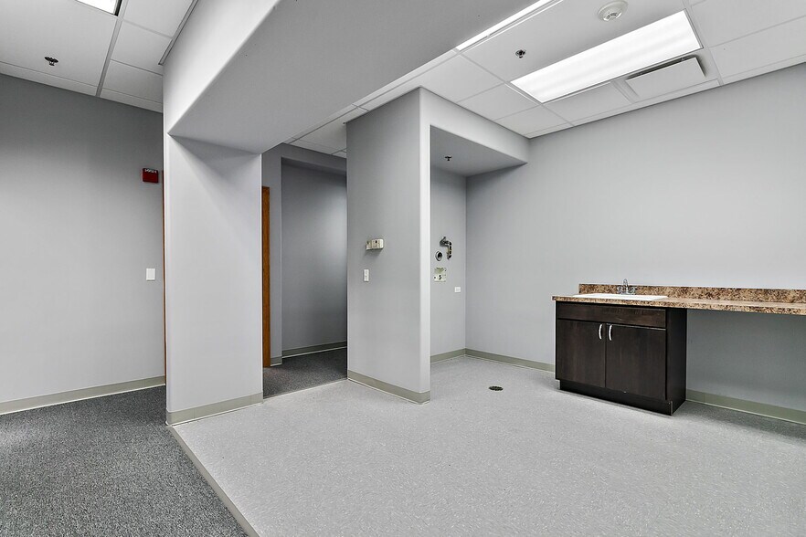 More Photos Of 1452 Merchant Dr, Algonquin Medical For Sale