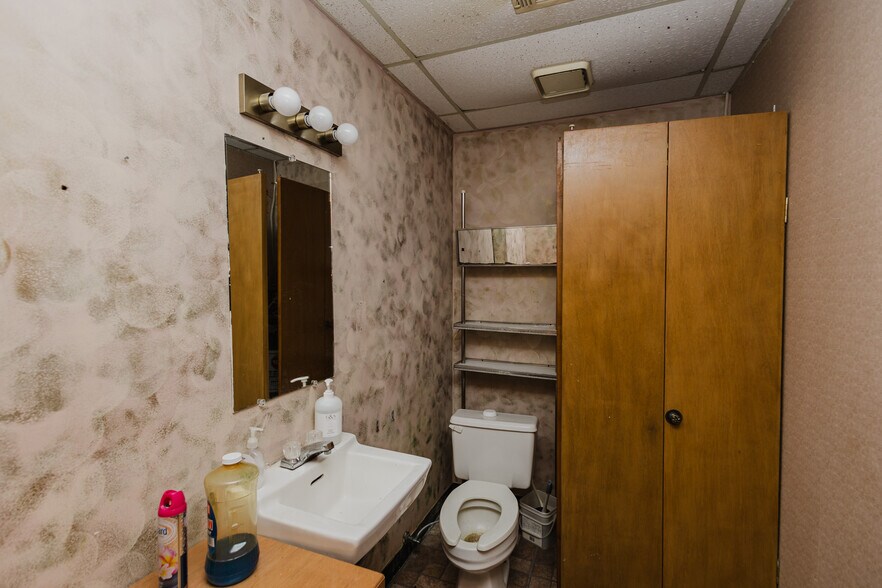 More Photos Of 5110 S Hydraulic St, Wichita Freestanding For Sale