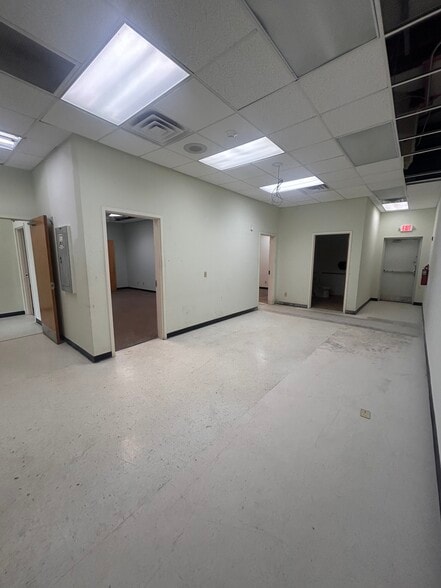 More Photos Of 1426 Paramount Dr, Huntsville Restaurant For Lease