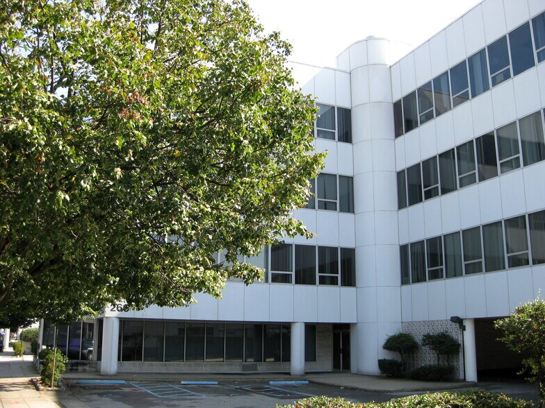 More Photos Of 266 Merrick Rd, Lynbrook Office For Lease