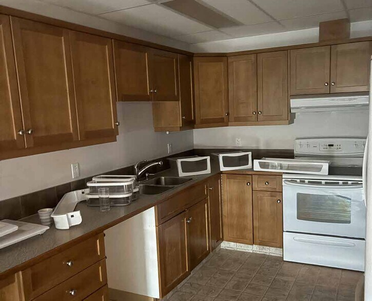 More Photos Of 105 Oak Crt, Anzac Warehouse For Sale