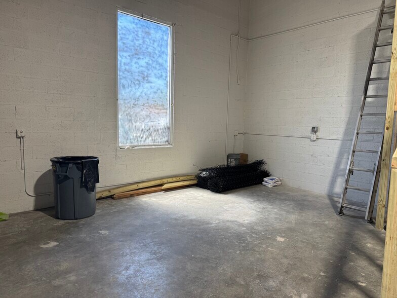 More Photos Of 2117 Taylor St, Hollywood Flex For Lease