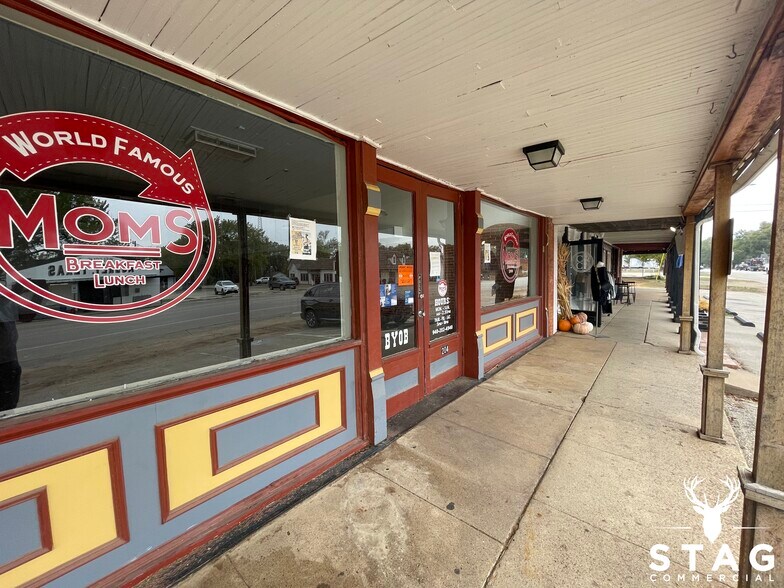 More Photos Of 208 S Main St, Aubrey Restaurant For Lease