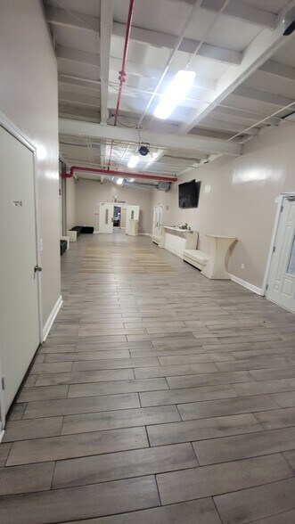 More Photos Of 141 Coit St, Irvington Showroom For Lease
