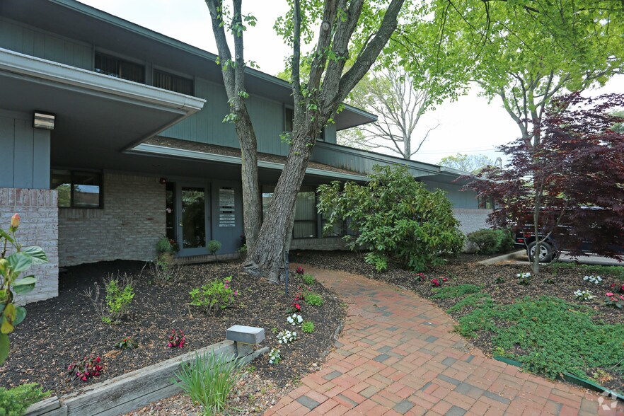 More Photos Of 354 Veterans Memorial Hwy, Commack Office For Lease