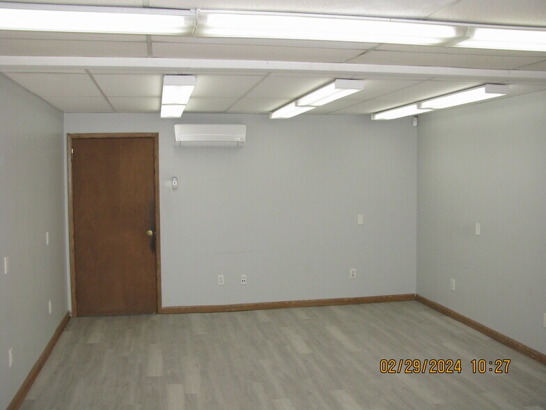 More Photos Of 172 Cabot St, West Babylon Warehouse For Lease
