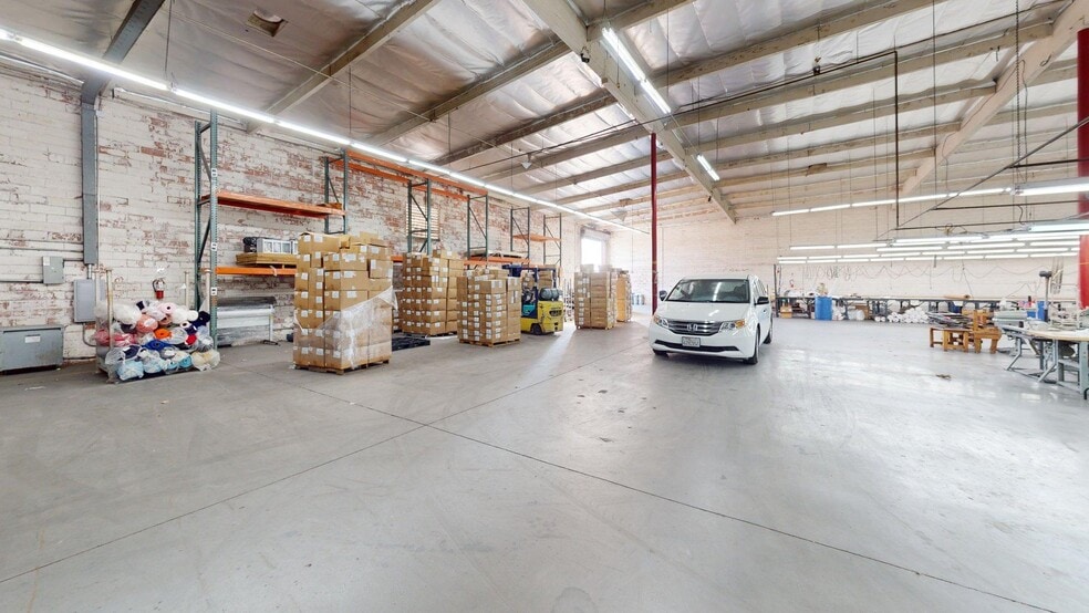 More Photos Of 206 W 140th St, Los Angeles Warehouse For Lease