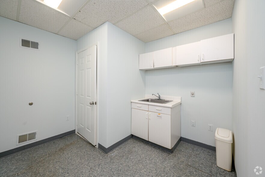 More Photos Of 5602-5654 Shields Dr, Bethesda Medical For Lease