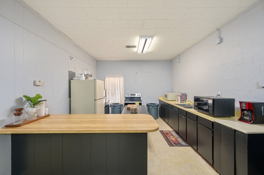 More Photos Of 17457 US-331, Freeport Specialty For Sale