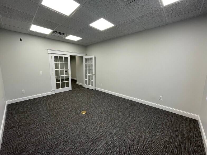 More Photos Of 80 Maple Ave, Smithtown Office For Lease