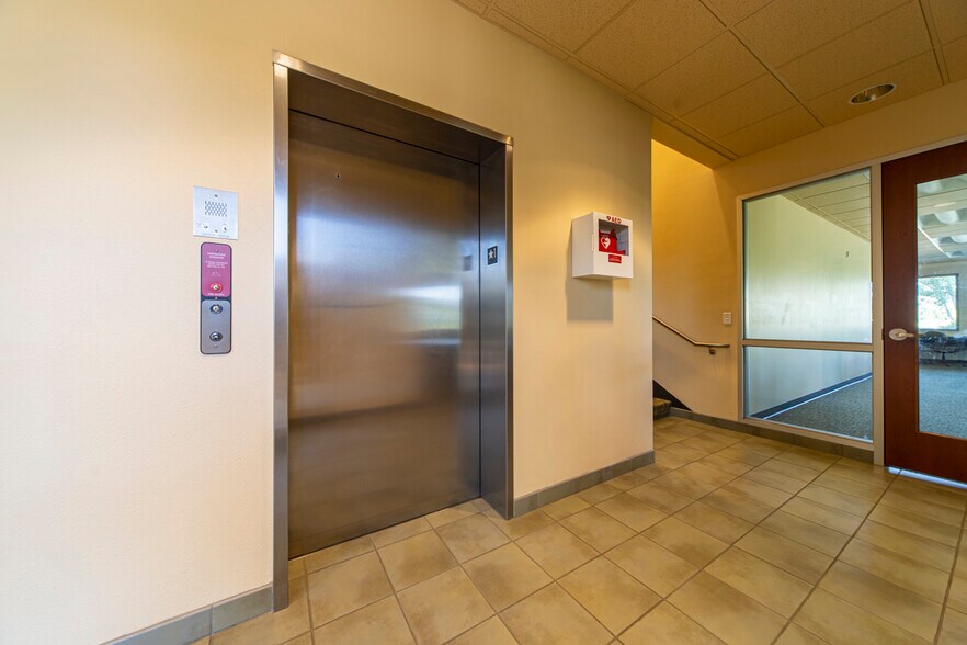 More Photos Of 520 Hawthorne Ave SE, Salem Bank For Lease