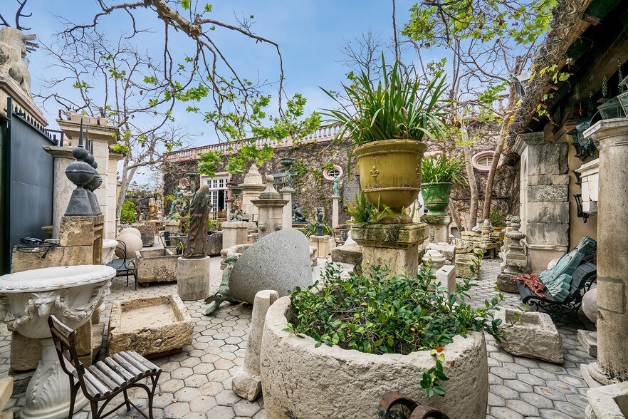 More Photos Of 8435 Melrose Ave, West Hollywood Storefront For Sale