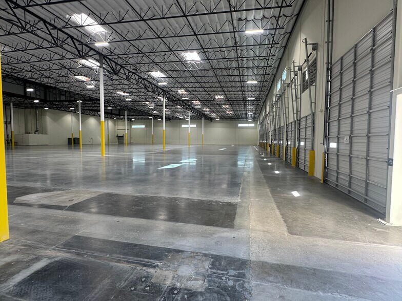 More Photos Of 126 E Oris St, Compton Distribution For Lease