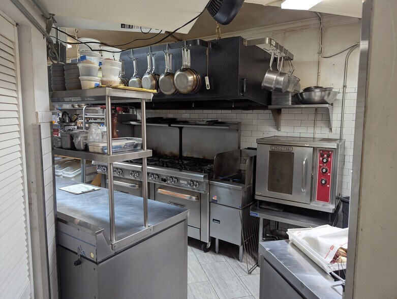 More Photos Of 2965 N Lincoln Ave, Chicago Storefront Retail Residential For Sale