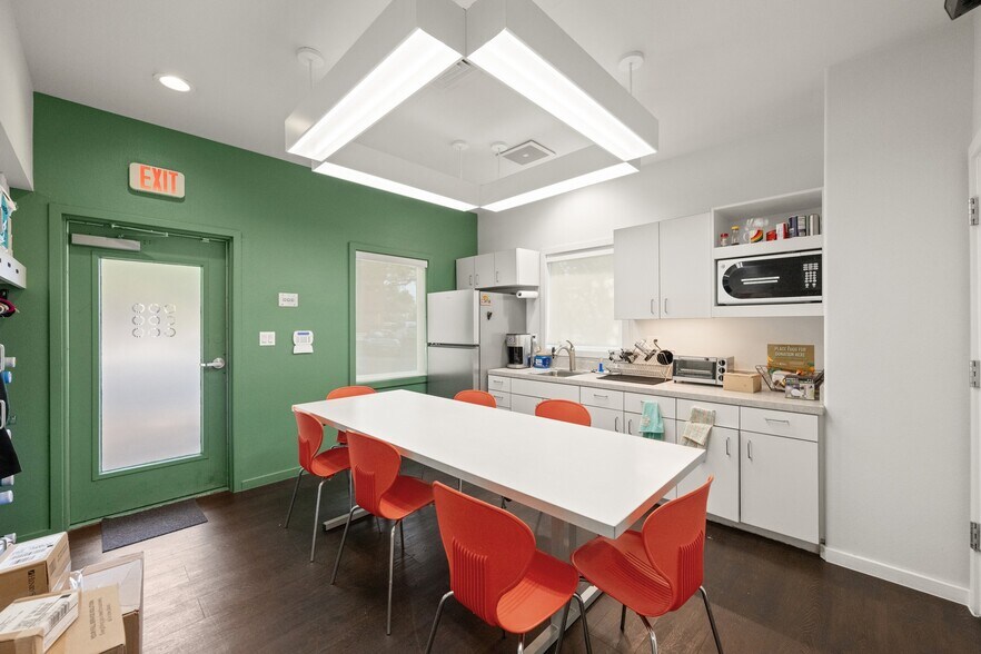More Photos Of 5718 Balcones Dr, Austin Medical For Sale