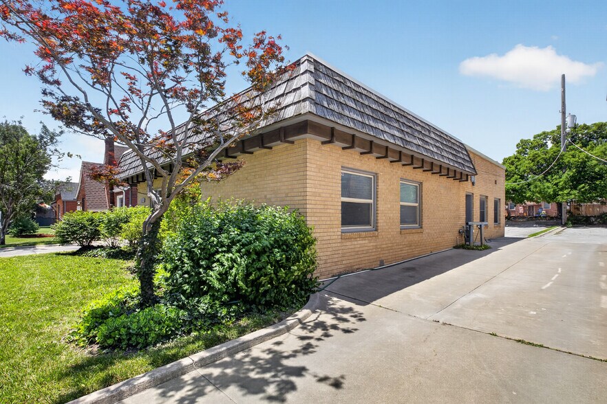 More Photos Of 133 N Glendale St, Wichita Office For Sale