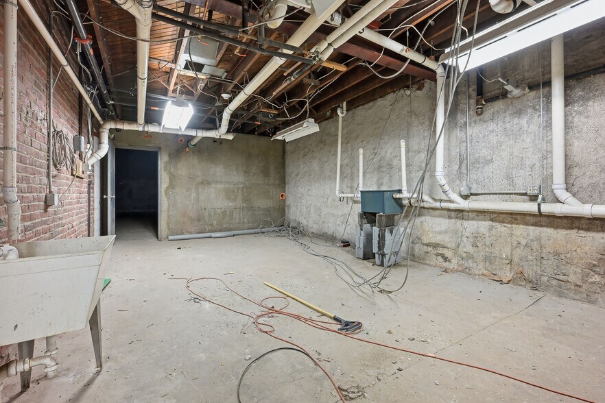 More Photos Of 833 N Market St, Wilmington Storefront Retail Residential For Sale
