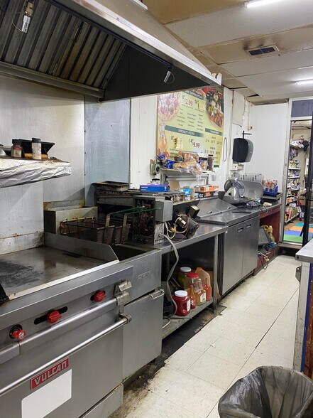 More Photos Of 3 S Parkway E, Memphis Convenience Store For Sale