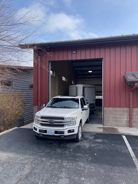 More Photos Of 20700 Carmen Loop, Bend Manufacturing For Lease