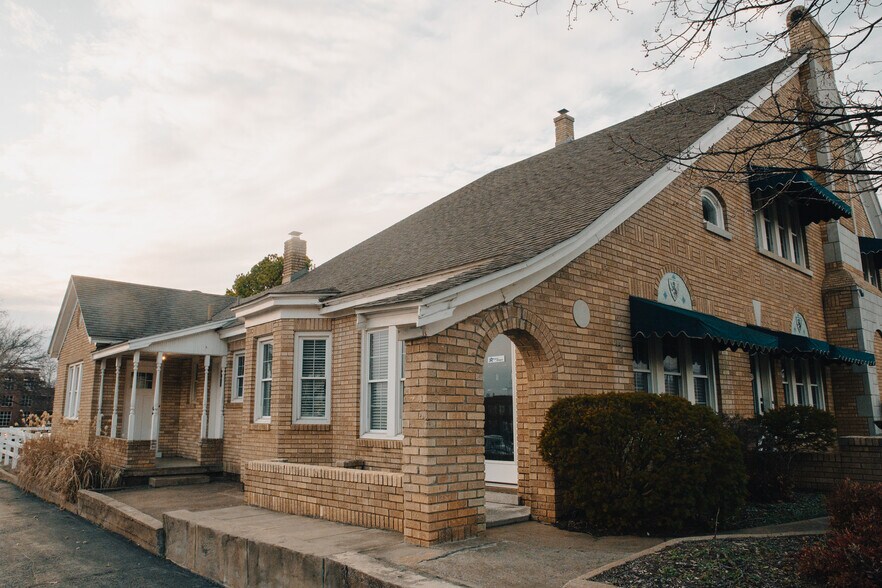 More Photos Of 355 N College Ave, Fayetteville Office For Sale