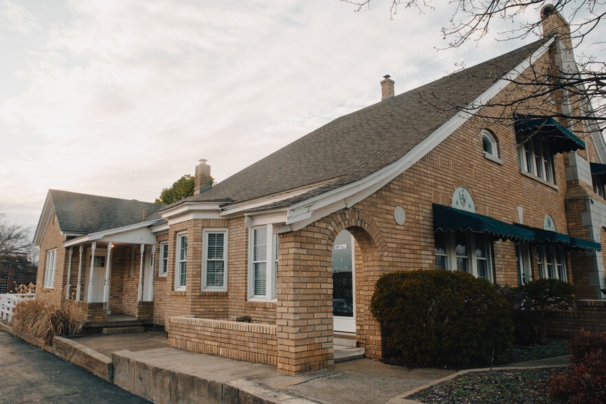 More Photos Of 355 N College Ave, Fayetteville Office Residential For Lease