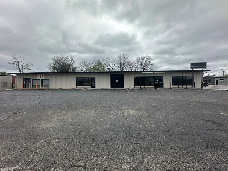 Primary Photo Of 2422-2424 W 41st St, Tulsa Showroom For Sale