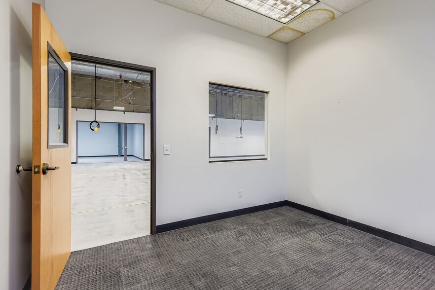 More Photos Of 1500 W Campus Dr, Littleton Warehouse For Lease