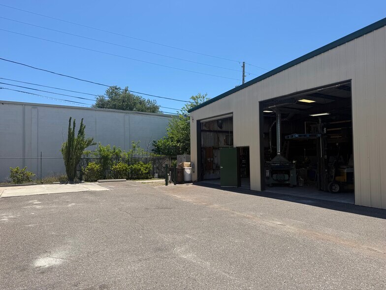 More Photos Of 12755 N 60th St, Clearwater Warehouse For Lease