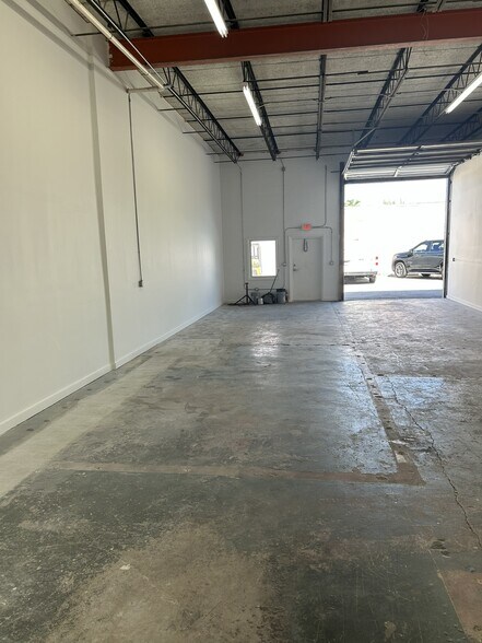 More Photos Of 5713-5727 NE 14th Ave, Fort Lauderdale Warehouse For Lease