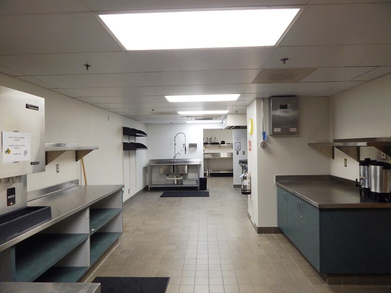 More Photos Of 2475 NW Stewart Pky, Roseburg General Retail For Lease