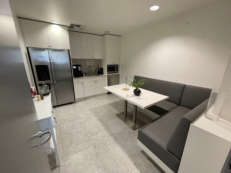 More Photos Of 270 N Canon Dr, Beverly Hills Office For Lease