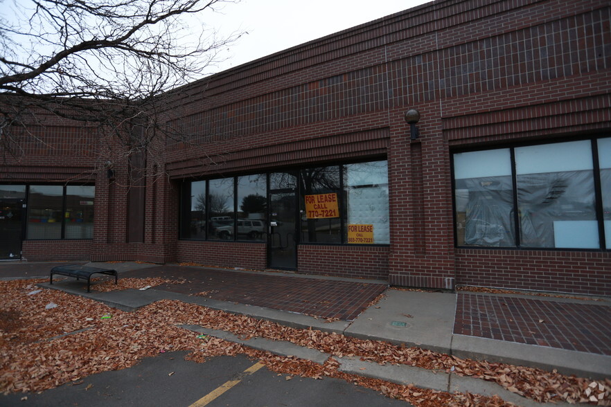 More Photos Of 310-386 S Chambers Rd, Aurora Unknown For Lease