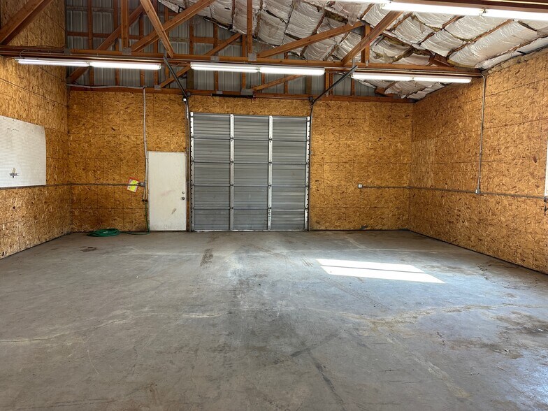 More Photos Of 10701 S Walton Rd, Island City Light Manufacturing For Lease