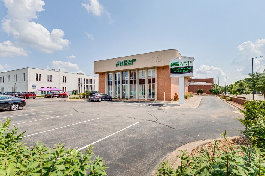 More Photos Of 500 W 98th St, Bloomington Bank For Lease