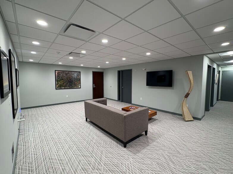 More Photos Of 4801 Quail Crest Pl, Lawrence Coworking Space