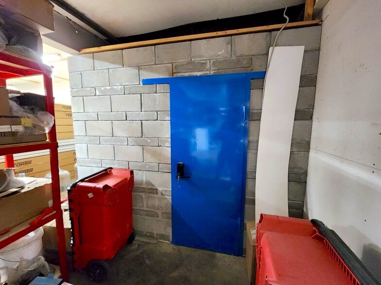 More Photos Of 7511 Leavenworth Rd, Kansas City Auto Repair For Sale