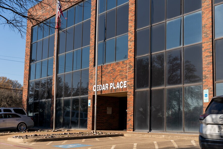 More Photos Of 407 N Cedar Ridge Dr, Duncanville Office Residential For Lease